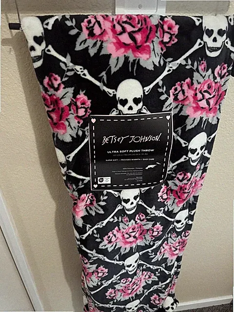 BETSEY JOHNSON Halloween Pink Roses Skeleton Skulls Plush Throw Blanket 50x70