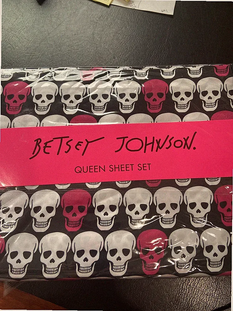 BETSEY JOHNSON PINK & WHITE SKULLS BLACK BACKGROUND QUEEN SIZE SHEETS NWT